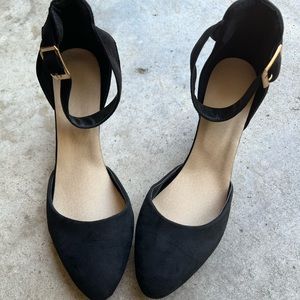 Super cute black wedges